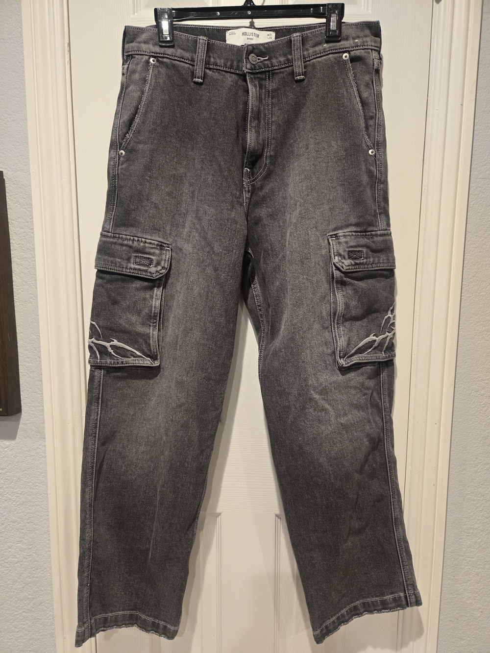 Hollister Mens Embroidered Baggy Cargo Jeans Washed Dark Gray Colorway Embroider